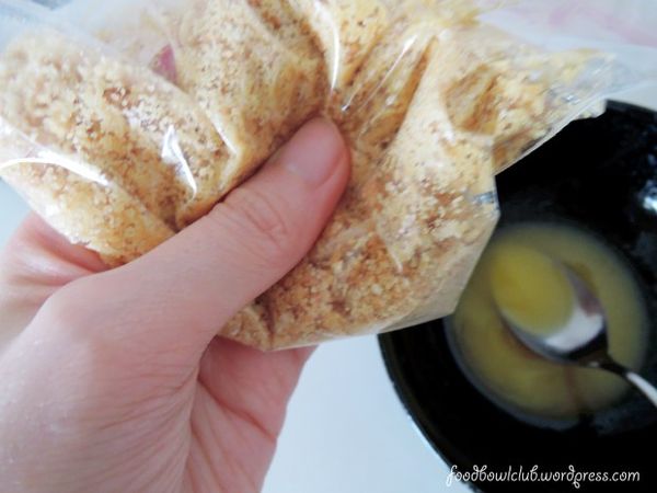 加入融化的黄油，用压的方式混合均匀。