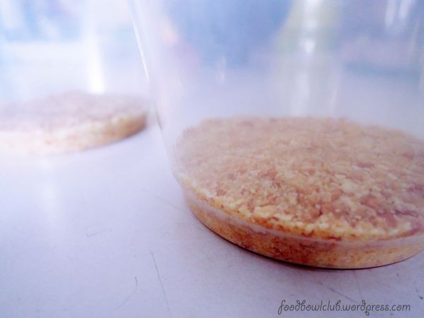 将饼干装进塑料模具杯里 ，缩压至均匀。