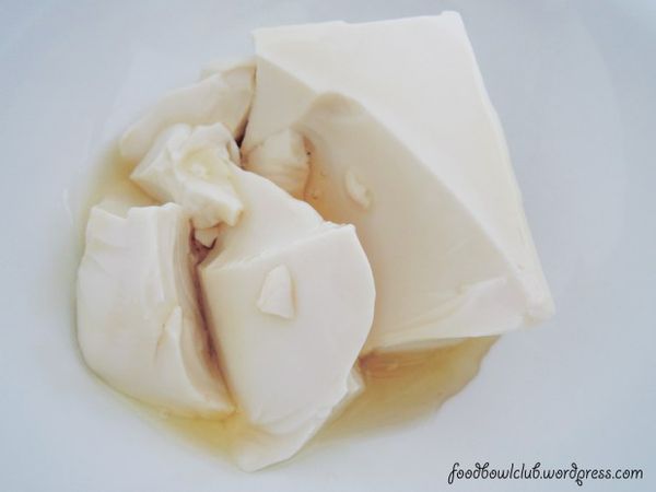 加入一块嫩豆腐和2-3汤匙的蜂蜜放入果汁搅拌机里。然后搅拌1分钟，直到顺滑为止。