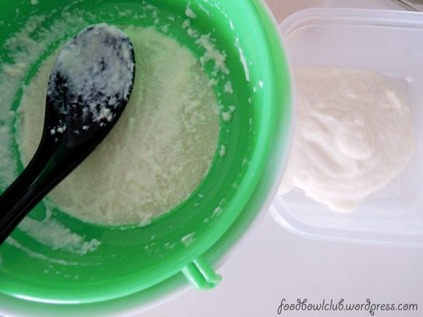 将豆腐搅烂之后，再过筛即可。(如你用的是搅拌机便可省略这步骤）