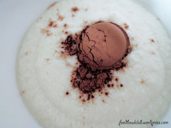 加入无糖可可粉然后在利用搅拌器混合均匀即可。