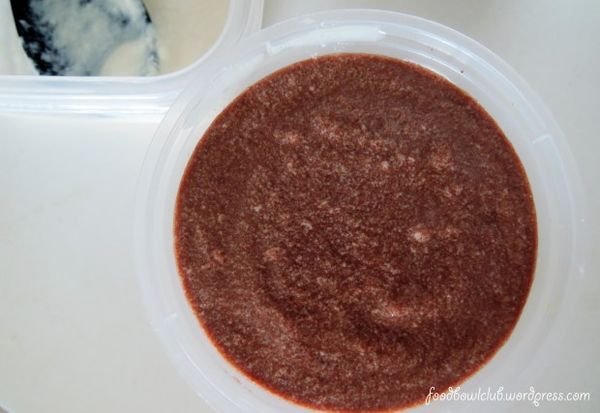 然后，将巧克力豆腐混合物倒入杯子或任何容器冷藏至少2个小时或隔夜。