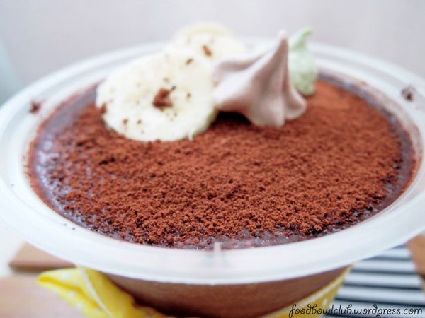 完成！享用前，我喜欢撒上一些可可粉，然后摆上香蕉片做装饰。