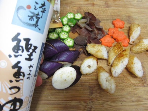 也可以切開，來個時蔬燴米棒！
米棒放涼，去掉棒子，再切會比較好切。