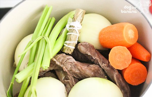 把牛肋條放進大鍋,用冷水蓋過後煮到水滾,汆燙數分鐘後用冷水把肉洗淨。