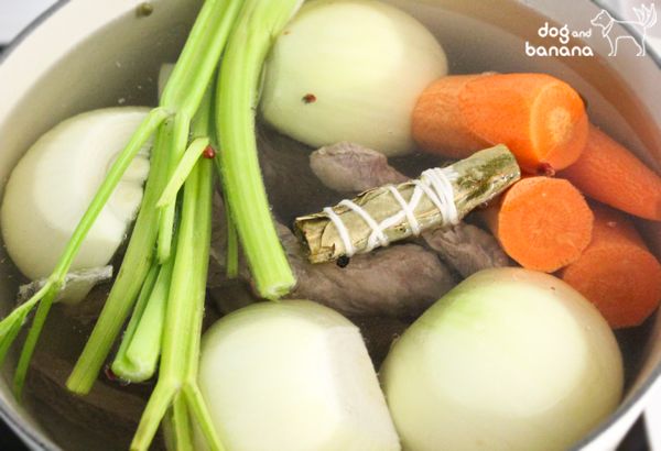 把洗淨的牛肋條跟所有材料A放入鑄鐵鍋,煮至水滾後轉小火把肉煮軟,水要維持蓋住食材,需要的話可以加些
冷水,此過程大約需要1小時。