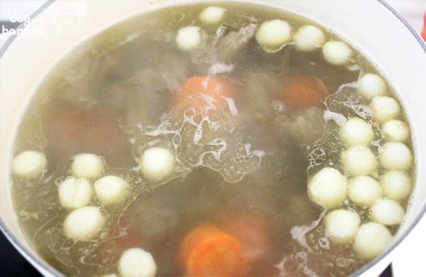 把濾過的湯倒進乾淨的鍋子裏,放進材料B的蔬菜,用小火煮約30分鐘或直到材料煮熟。