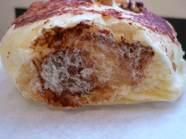 可放上果仁(這次我放上幾夥合桃)及掃上少許玉桂蜜糖裝飾，放入已預熱焗爐用190度焗20分鐘。