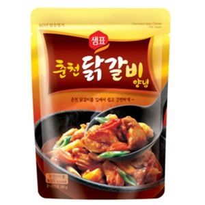 去骨雞腿肉剁塊，用「春川燉雞塊調理醬」的醬汁來醃，放入冰箱中醃約20分鐘即可。