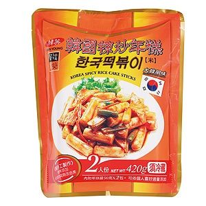 熱鍋後下1匙麻油，然後將醃好的雞腿肉塊煎一下，接著放入韓國年糕塊、醃雞肉剩下的「春川燉雞塊調理醬」、1小匙水一同翻炒。