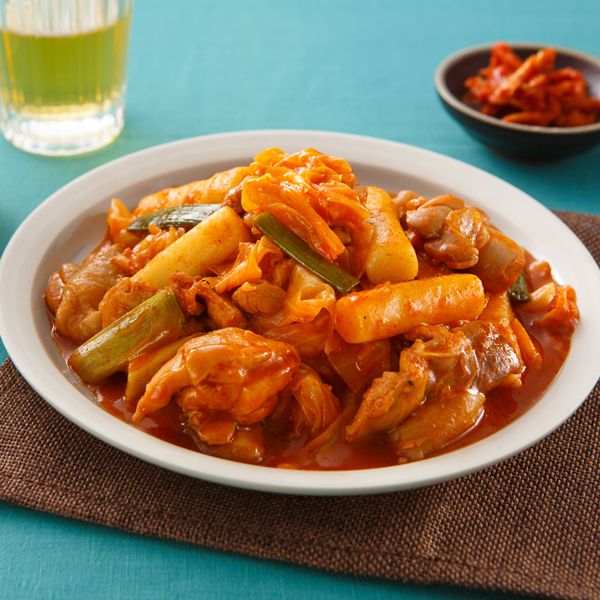 接著放入地瓜片(或馬鈴薯片)、高麗菜、蒜苗段(或蔥段)一起炒，然後燜一下後起鍋。