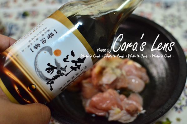 將去骨雞腿肉切塊，加入[調味]，包含半大匙的[淬釀醬油露]。用手抓一下，讓玉米粉使雞肉更滑嫩。