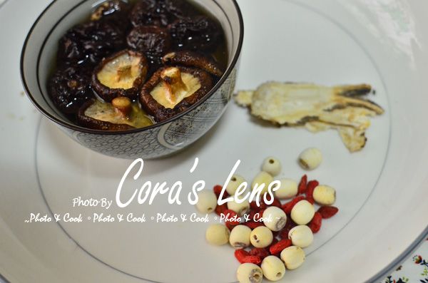 香菇泡水兩個鐘頭。蓮子也泡一下。準備當歸三片、枸杞子兩錢。