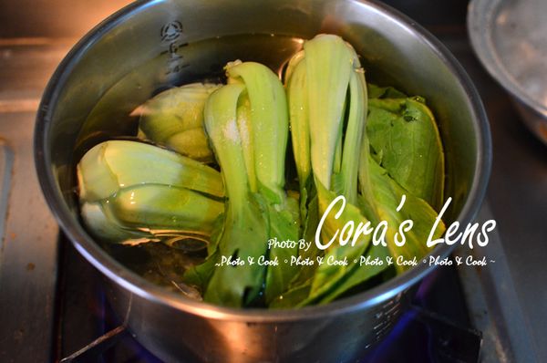 加一點鹽與油燙青江菜。