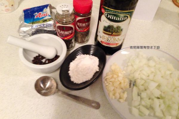 將粗黑胡椒研磨成較細的顆粒，並和黑胡椒粒混合備用。
洋蔥、蒜頭切小丁
