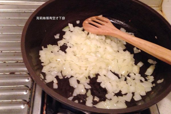 熱鍋加入奶油及少許橄欖油。

再加入洋蔥炒至變透明並帶點金黃色。