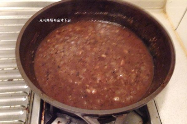 將黑胡椒倒入炒出黑胡椒的香氣後。
接著加入麵粉拌炒均勻後將水倒入鍋中熬煮。
等湯汁收的差不多後，加入鹽、糖調味後即可盛起。