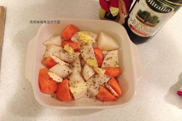將馬鈴薯和胡蘿蔔切滾刀塊。
加點橄欖油、奶油；灑些鹽、乾燥迷迭香後送進烤箱。
200度C，約烤20-25分鐘。