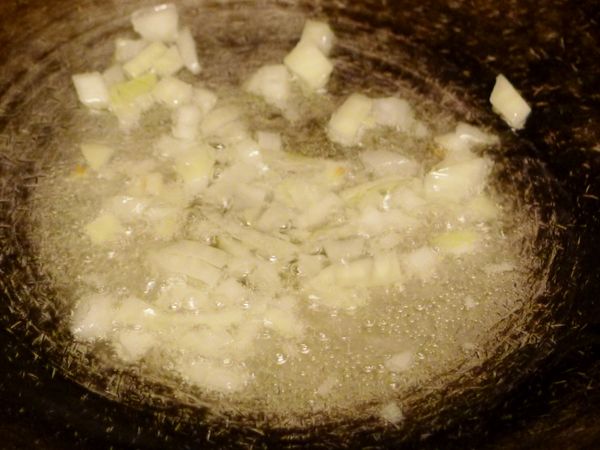 熱鍋，倒進沙拉油，將洋蔥切末炒軟後盛出備用