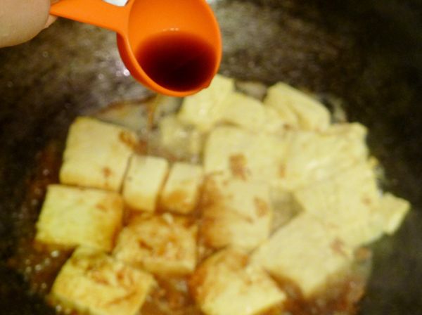 倒進1大匙淬釀日式和風醬油露 _ 靜岡鰹魚、味醂，加入步驟炒過的洋蔥末，蓋上鍋蓋，以小火燜煮約1分鐘使其入味關火盛盤