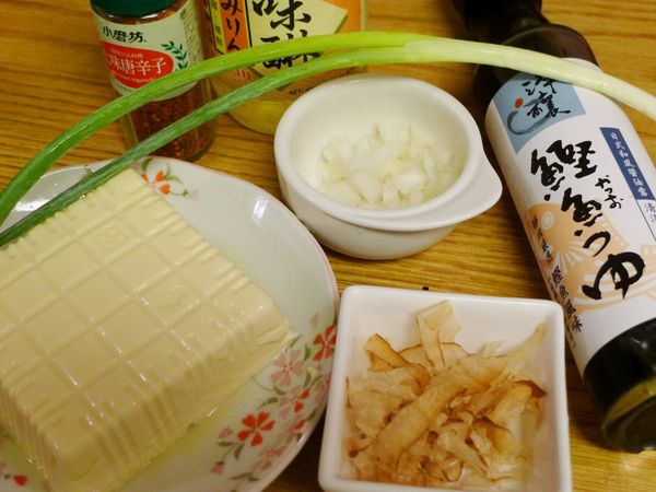 所有食材準備齊全，洋蔥切成細末，青蔥切絲，豆腐切成正方形塊狀或長方塊狀，以濾網濾乾水分備用