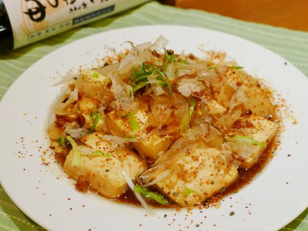 豆腐盛盤後，擺上蔥絲再淋上一大匙淬釀日式和風醬油露 _ 靜岡鰹魚，更添濃郁鰹魚風味，最後撒上些許柴魚片、七味粉~滿滿和風味的香煎蛋豆腐美味上桌!