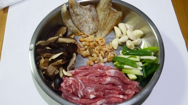 將肉絲切條、香菇切片、蔥切段、蒜頭切片