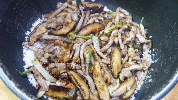 下油前先爆香蝦米、香菇、蒜頭、蔥段，再把豬肉下鍋，加入少許醬油、加入少許的鹽巴、再將拍碎的扁魚都炒熟後放進電子鍋中