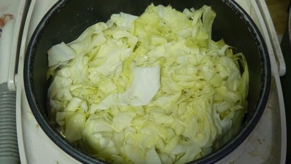 二杯米加入二杯水的量，將所有翻炒的材料都放進去後，最後才把高麗菜放進鍋內，這樣高麗菜比較不會過軟.