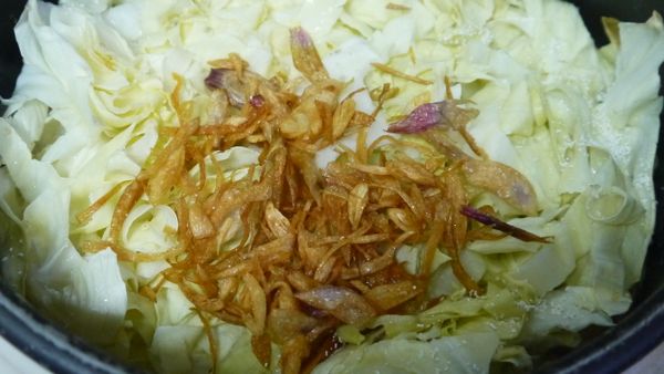 等飯都熟了以後，起鍋前再把手工蔥油酥加入，翻炒均勻，如果味道偏淡，可適量加入鹽巴