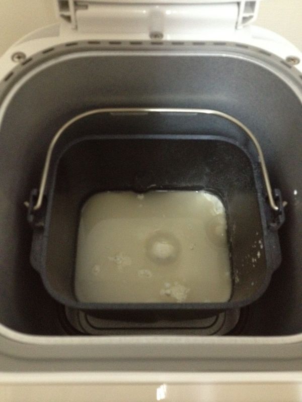 麵包容器內安裝麵包用葉片, 將所有材料放入(酵母粉除外), 接著將麵包容器裝入本體內.