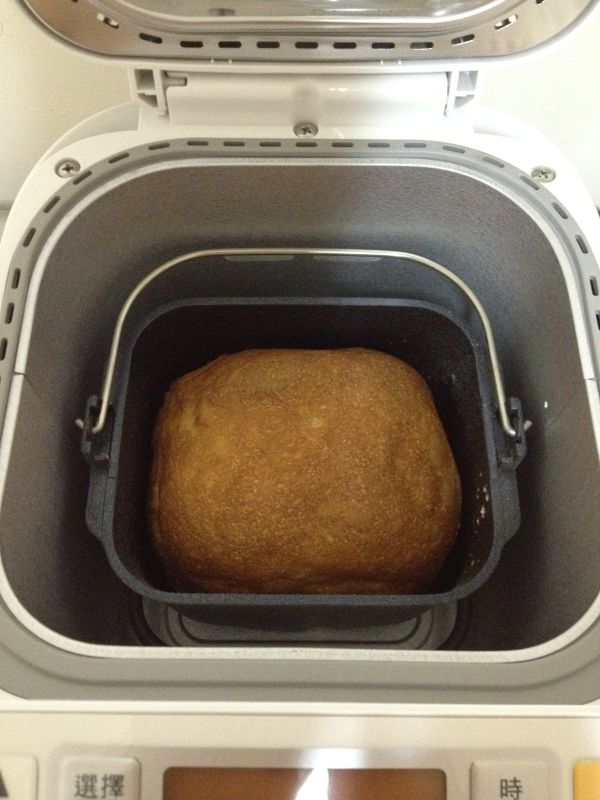 麵包完成後按"取消", 戴上手套取出麵包容器, 冷卻2分鐘後倒扣取出麵包.