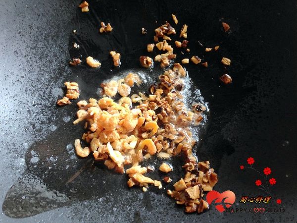 鍋中爆香香菇丁和冬蝦
