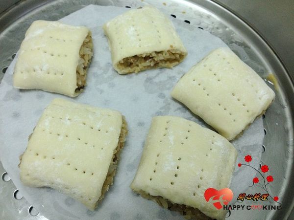 表面刺洞切段,用大火蒸6~8分鐘