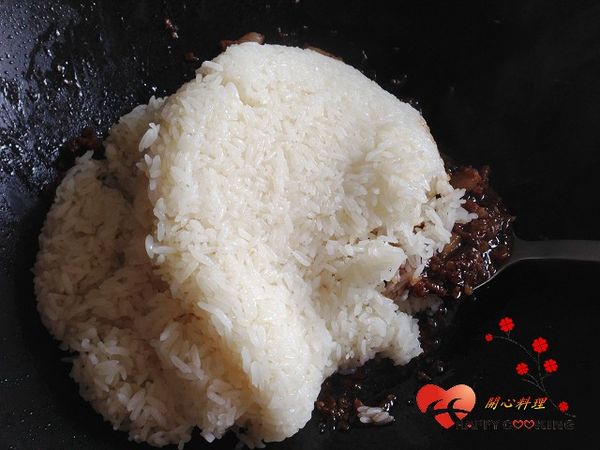倒入蒸熟的糯米