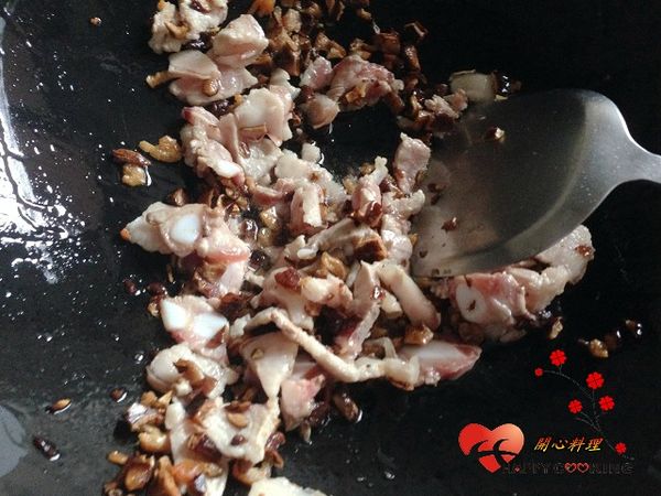 放入肉片炒至發白後加入油蔥酥和[調味]再加1.5碗水煮開關小火悶至肉軟