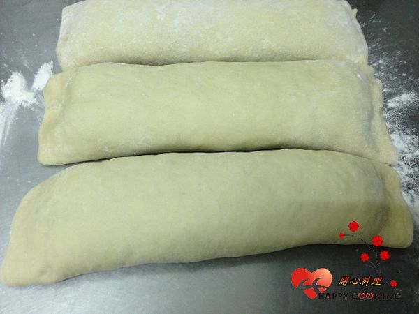 鋪上油飯捲起,盤邊捏緊