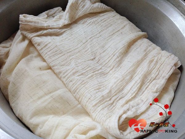 倒入紗布袋中,放電鍋鋪平用一杯水蒸熟,再悶30分