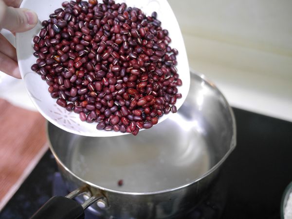 紅豆洗淨後加入480ml的水至鍋內，大火煮開之後，再轉中火煮4-5分鐘，之後瀝乾水份，再加入480ml，再次中火煮開，後轉小火上蓋燜煮60分鐘， 煮到紅豆可用手指壓碎，撈起備用。