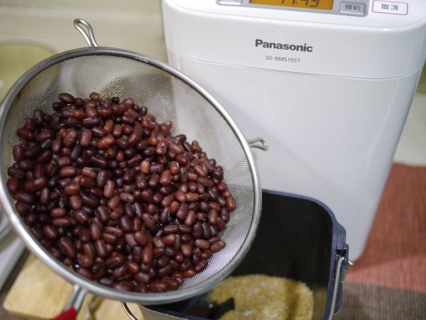 依序加入水煮好的紅豆及砂糖，選擇品項28->開始。