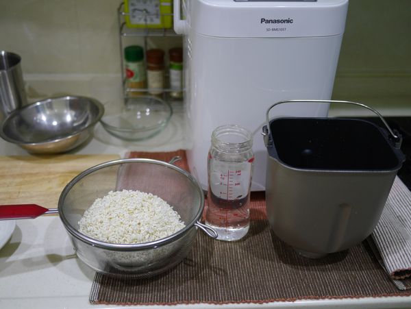 糯米無須泡水，直接洗淨、瀝乾、靜置30分鐘。之後放入麵包容器加入260ml的水，再選品項29->開始->50分鐘後，機器發出嗶嗶聲響，請開蓋->再按開始(也就是開蓋搗糯米的意思)，最後完成待備用。