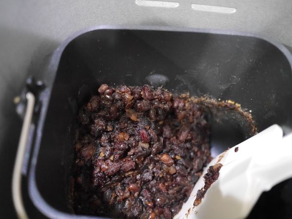 完成後翻攪一下紅豆餡，使熱氣散出