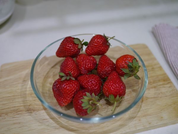 新鮮的草莓，大約是10顆。