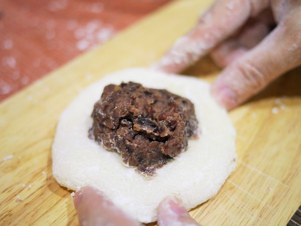 逐步包入紅豆餡與草莓