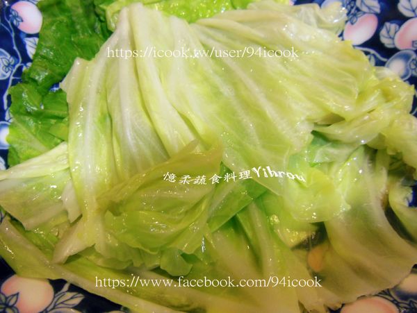 洗淨燙熟的高麗菜葉。