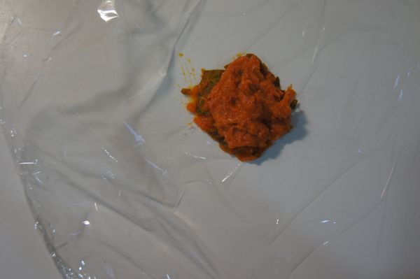 取用一張保鮮膜鋪底，取兩大湯匙南瓜泥