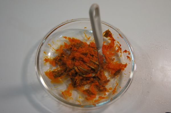 蒸熟後取出，將多餘的水分瀝掉，再撒上少許的鹽，黑胡椒，再將南瓜肉壓成泥狀