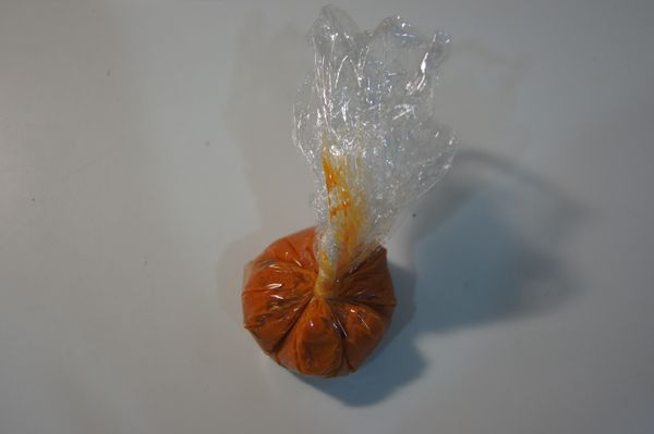 將保鮮膜拉起，並且以旋轉方式往內捲緊(如圖)