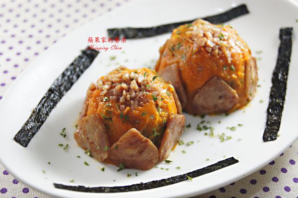 將博客原味火腿片擺上，並且撒上火腿細末即可完成囉^^~