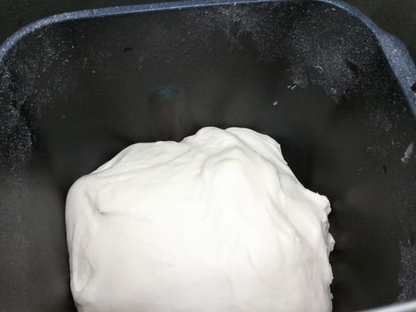 食材除了巧克力丁和草莓果醬以外，放入105T機器用14模式完成後，再打一次14模式7分鐘，取出整形再醒個10分鐘